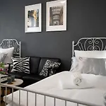 Deluxe Apartment With Balcony Near Stadium & City